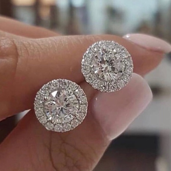 - SALE 🔥 EARING IN SILVER & ZIRCON